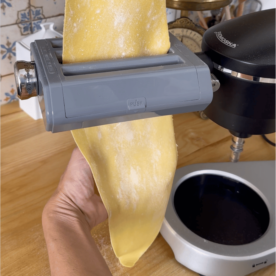 Válení těsta na domácí tagliatelle